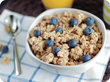 A bowl of cereal and blueberries